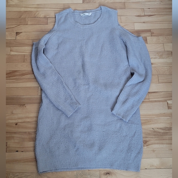 A grey shoulderless sweater by Bluenotes - Picture 3 of 7
